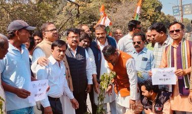 जीआईएस से पहले भोपाल में विरोध प्रदर्शन:खराब सड़कों के विरोध में श्रमिक संगठन ने रोपे बेशर्म के पौधे, पूर्व मंत्री भी शामिल