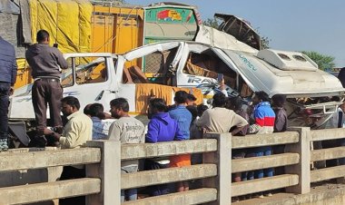 प्रयागराज महाकुंभ से लौट रही ट्रैवलर को ट्रक ने मारी टक्कर, सात लोगों की मौत, पुल की रेलिंग से पिचक गई गाड़ी