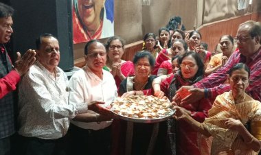 आचार्य विद्यासागरजी के प्रथम समाधि दिवस पर विशेष आयोजन:इंदौर में 48 दीपों से हुई महाआरती, भजन और नाट्य प्रस्तुति भी हुई