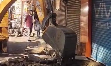 देवास के एमजी रोड पर निगम की कार्रवाई:पीपलीबाजार से तहसील चौराहे तक हटाया अवैध अतिक्रमण