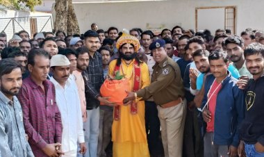 कैदियों को मिला गंगा स्नान का पुण्य:अशोकनगर जेल में गंगाजल लेकर पहुंचे देव मुरारी बापू; मंत्रोच्चार के साथ किया बंदियों पर छिड़काव