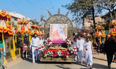 जैन समाज ने निकाली आचार्य विद्यासागर की चरण पादुका यात्रा:डिंडौरी के जैन मंदिर में किया स्थापित, श्रद्धालुओं ने दी श्रद्धांजलि
