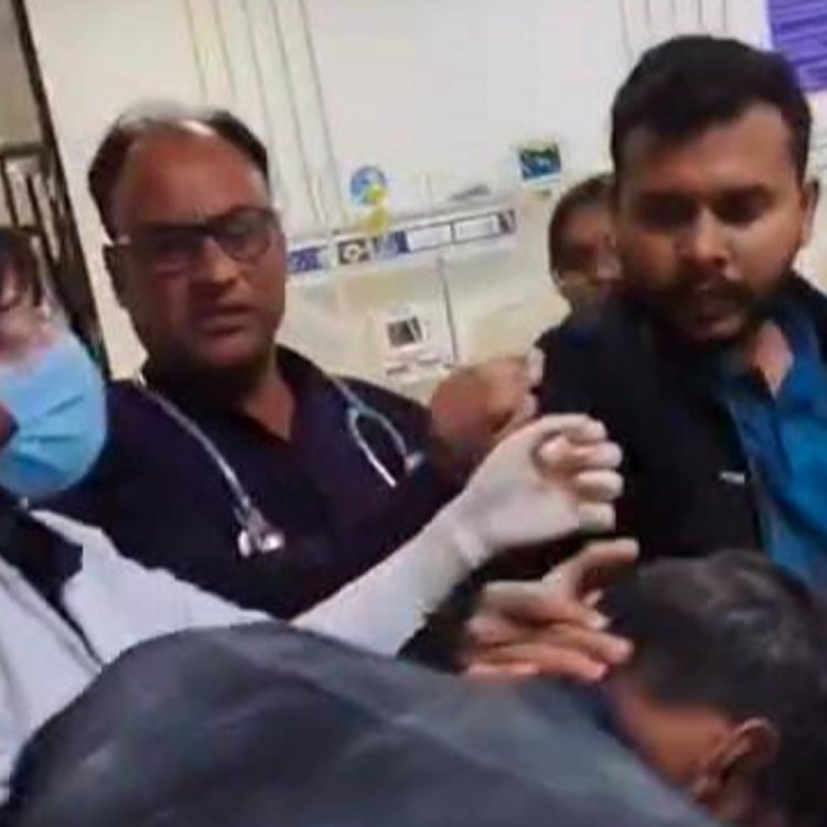 रतलाम मेडिकल कॉलेज में मरीज-डॉक्टरों के बीच विवाद:एक्स-रे रिपोर्ट लाने की बात पर हंगामा; अधीक्षक बोले- परिजनों ने सस्पेंड कराने की धमकी दी