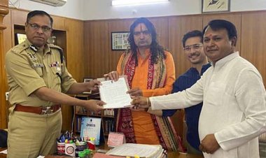 भड़काऊ रैलियों पर कार्रवाई की मांग, विधायक बालमुकुंदाचार्य ने पुलिस कमिश्नर को सौंपा पत्र