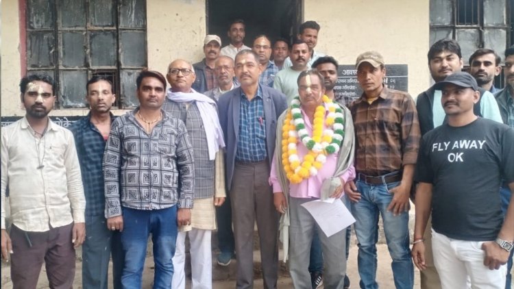 सेवानिवृत्त होने पर दी भावभीनी विदाई