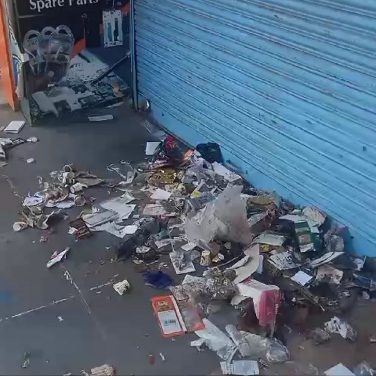 स्वच्छता में लापरवाही पर नगरपालिका का एक्शन:दमोह में दुकानों के सामने फिकवाया कचरा, दुकानदारों ने खुद साफ किया।