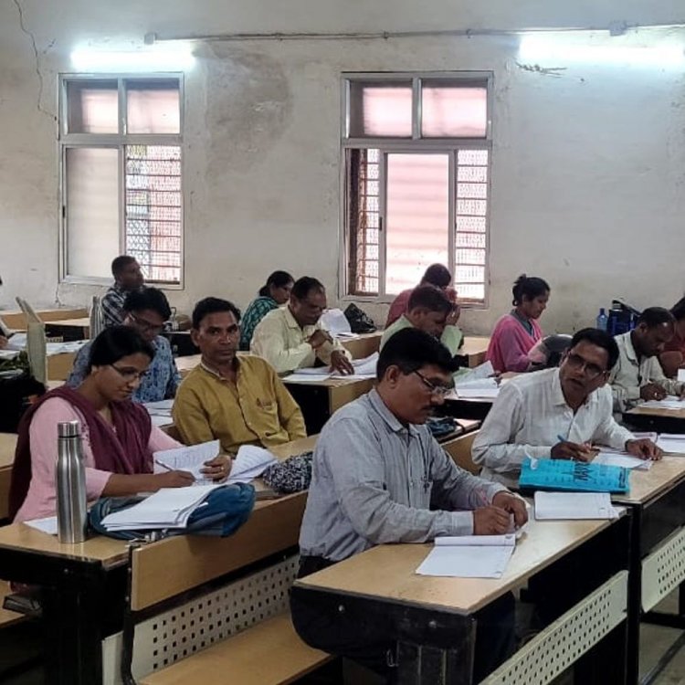 सीसीटीवी निगरानी में हो रहा बोर्ड कॉपियों की चेकिंग:रोल नंबर की जगह बारकोड से हो रही जांच, अब तक 400 में से सिर्फ 91 शिक्षक हुए शामिल