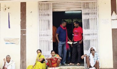 जिला सहकारी बैंक में भीषण गर्मी में पानी और छांव तक नहीं