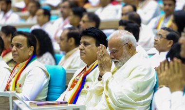 पीएम मोदी ‘नवकार महामंत्र दिवस’ पर आयोजित ‘नवकार महामंत्र’ कार्यक्रम में शामिल होने के लिए बिना जूते के पहुंचे