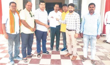 सहकारी समिति जशपुर कछार में छोटेलाल को प्राधिकृत अधिकारी नियुक्त करने सौंपा ज्ञापन