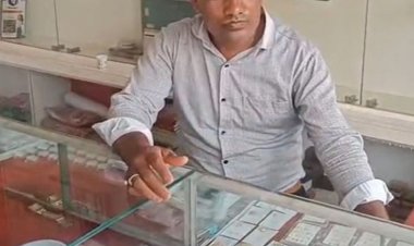 ज्वैलर्स की दुकान से 3.60 लाख की चोरी:ग्राहक बनकर आए चोर ने 8 सोने की अंगूठियां चुराई; घटना सीसीटीवी में कैद