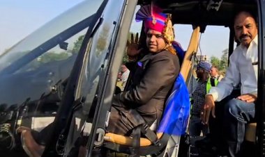 उज्जैन के एक गांव में पहुंची हेलीकॉप्टर से बारात:बेटे का था सपना, पिता ने बुकिंग कराई; 12 लाख से ज्यादा खर्च किए