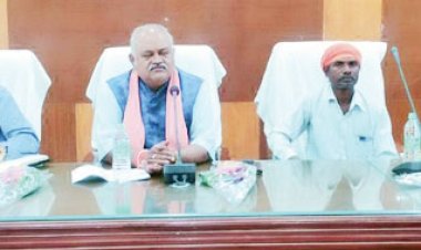 बोर्ड अध्यक्ष ने किसानों से की भेंट