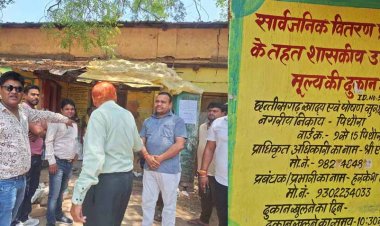 जान जोखिम में डालकर राशन लेने पहुंच रहे ग्रामीण, जर्जर भवन में संचालित है राशन दुकान