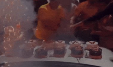 कार के बोनट पर तलवार से केक काटने वाले गिरफ्तार:दोनों आरोपी निकले जुड़वा भाई, गांधी नगर पुलिस ने की कार्रवाई