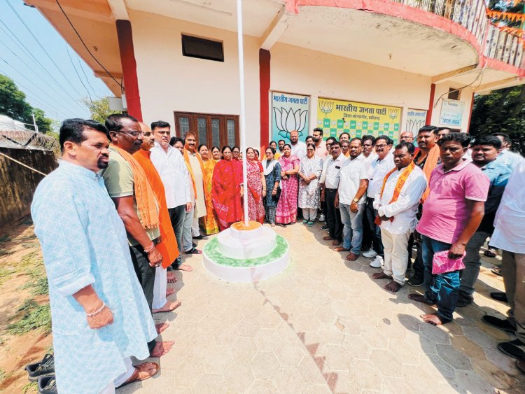 रायपुर : छिंद कांसा की सुंदर टोकरियों से संवरी जिंदगी,  रिंकी यादव बनीं गांव की महिलाओं के लिए मिसाल
