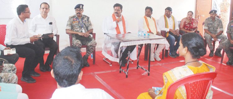 आत्मसमर्पित नक्सलियों से मुलाकात कर जाना हाल