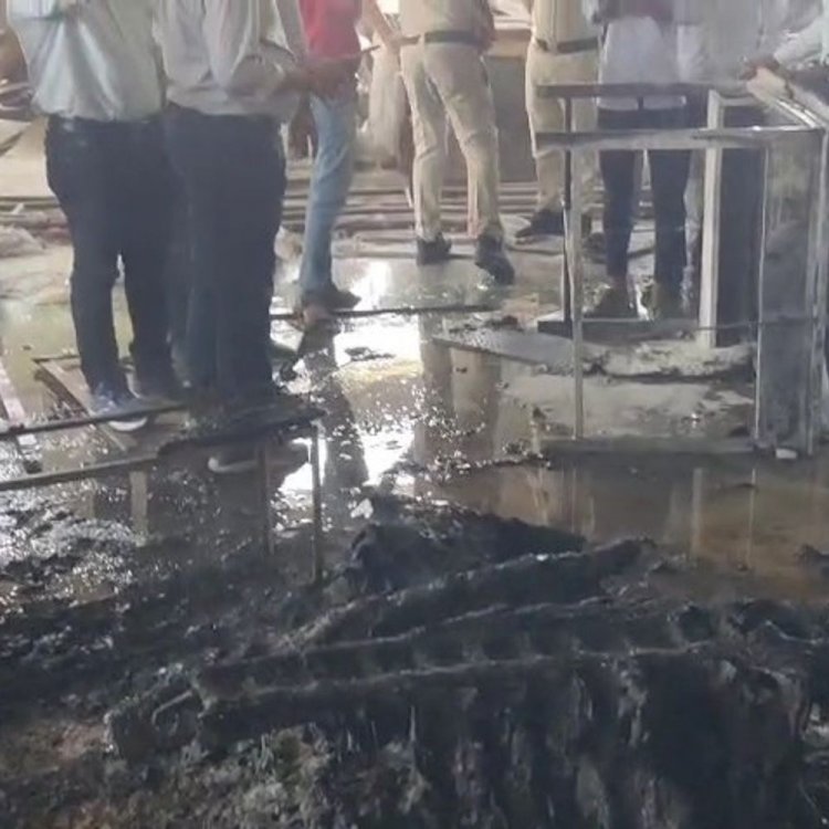 उज्जैन के ITI कॉलेज के नए भवन में लगी आग:छात्रों की सूझबूझ से टला बड़ा हादसा; फर्नीचर और कागजात जले