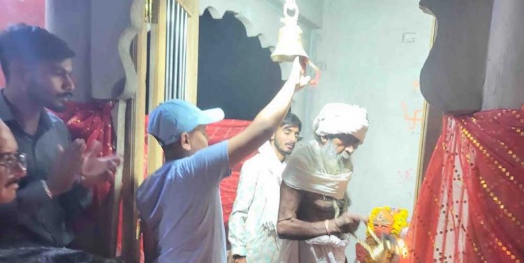 उज्जैन : खाचरौद में मुस्लिम ने मंदिर में पढ़ी नमाज, थाने पहुंचा मामला, हिंदूवादी संगठनों ने आक्रोश