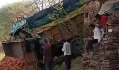 दमोह में अनियंत्रित ट्रक दुकान में घुसा:चाय की दुकान पर खड़े दो मजदूरों की मौत, एक जबलपुर रेफर