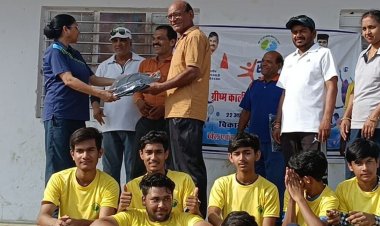 एक महीने के खेल प्रशिक्षण शिविर का समापन:80 से अधिक बच्चों को दी गई फुटबॉल-वॉलीबॉल की ट्रेनिंग; खेल अधिकारी ने बांटे टी-शर्ट