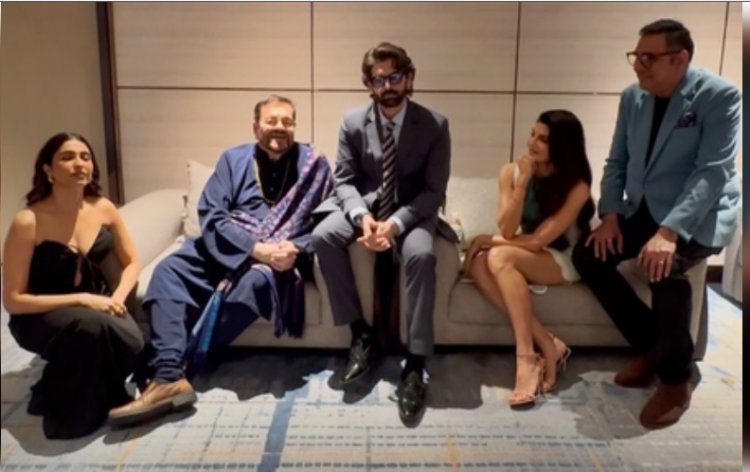 नील ने पापा नितिन मुकेश संग गाया 'जीना यहां मरना यहां' सॉन्ग, जैकलीन और बोमन ने भी दिया साथ