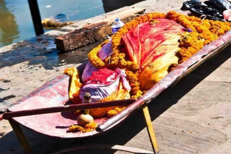 अर्थी के चारों ओर हल्दी की रेखा क्यों? जानिए आत्मा, ऊर्जा से जुड़ा गहरा सच
