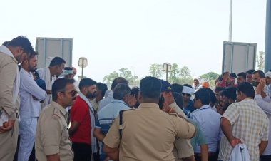 12 गांवों के लोगों का कुंडी टोल प्लाजा पर प्रदर्शन:टोल शुल्क में छूट की मांग को लेकर डटे, एसडीएम ने दिया आश्वासन