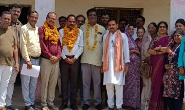 रायसेन में मप्र शिक्षक संघ की जिला इकाई का चुनाव:गिरीश चंदेल अध्यक्ष, राजेश जोशी सचिव और सूर्यप्रकाश मिश्रा कोषाध्यक्ष चुने गए