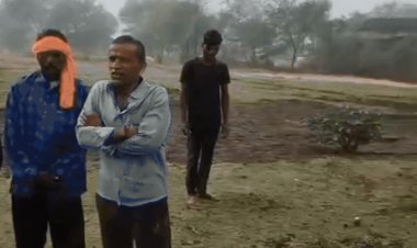 रायसेन में बारिश के बीच अंतिम संस्कार का VIDEO:श्मशान घाट में टीनशेड नहीं, चिता बुझी; लोगों ने पेट्रोल डालकर दोबारा जलाई