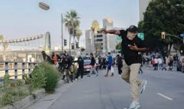 लॉस एंजेलिस में प्रदर्शन और हिंसा कैसे शुरू हुई, गवर्नर ने ट्रंप पर ही कर दिया मुक़दमा