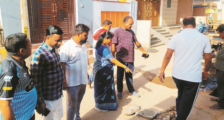 महापौर ने तकियापारा लोगों से हुए रूबरु कहा-नाली की ओर पाइप लाइन न डाले