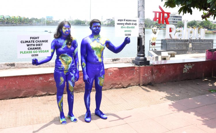युवक-युवती ने पृथ्वी का रूप धरकर शाकाहार अपनाने प्रेरित किया