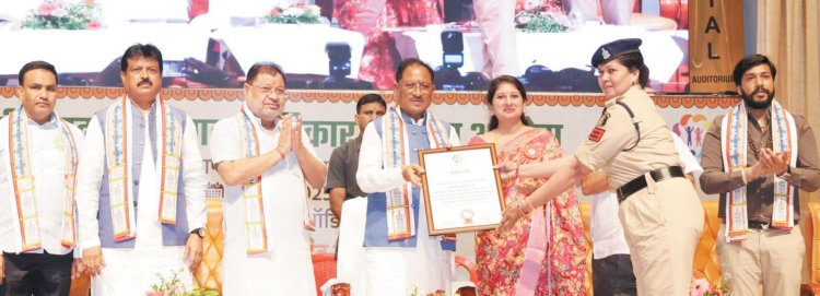 सीएम के हाथों प्रधान महिला आरक्षक अनुपमा सम्मानित