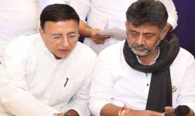 CM बदलने की अटकलों पर विराम: सुरजेवाला ने डीके शिवकुमार को बगल में बैठाकर दे दी दो टूक