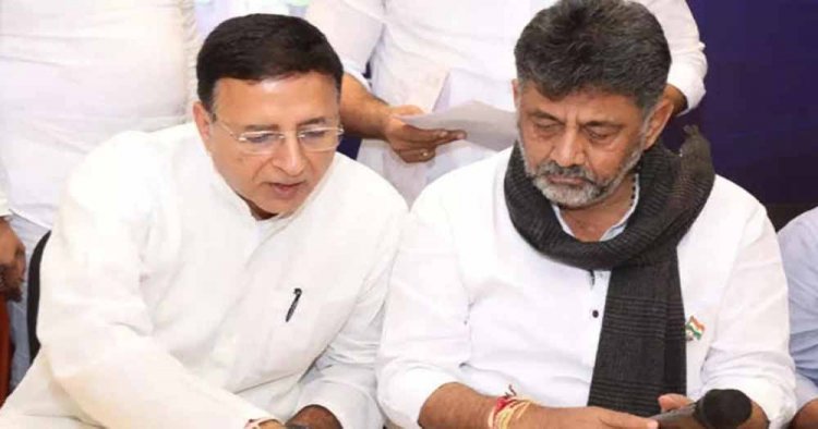 CM बदलने की अटकलों पर विराम: सुरजेवाला ने डीके शिवकुमार को बगल में बैठाकर दे दी दो टूक