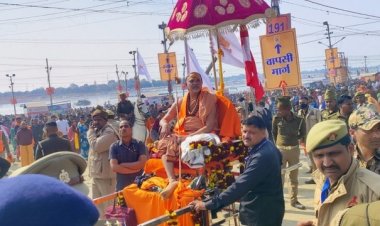 शंकराचार्य स्वामी  अवीमुक्तेश्वरानंद  के साथ बदसलूकी ! संगम जा रहे स्वामी को पुलिस ने रोका अनशन पर बैठे स्वामी।