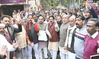 मणिकर्णिका घाट में विरोध प्रदर्शन!विरोध करने पहुंचे पाल समाज के लोगों को पुलिस ने खदेड़ा।