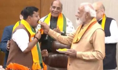 मोदी ने नितिन नबीन का हाथ पकड़ कर भाजपा अध्यक्ष की कुर्सी पर बैठाया । किया भाजपा अध्यक्ष के नाम का ऐलान।