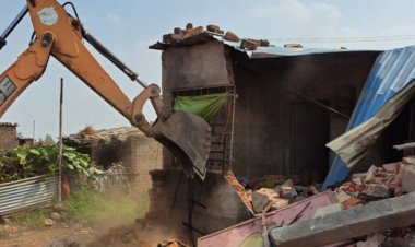 9 साल की बच्ची से दुष्कर्म के आरोपी अब्दुल सज्जाद अंसारी के मकान पर चला बुलडोजर।