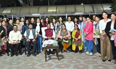 मुख्यमंत्री विष्णुदेव साय गुजरात अध्ययन भ्रमण से लौटे !सभी महिला पत्रकारों से की मुलाकात।