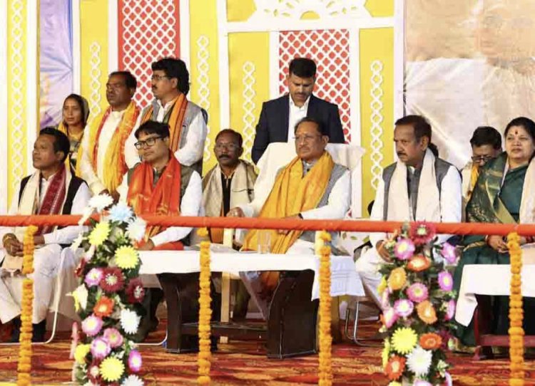 मुख्यमंत्री विष्णु देव साय  प्रधानमंत्री की माताश्री हीराबेन मोदी की पुण्य स्मृति में आयोजित शिव महापुराण कथा में शामिल हुए  !