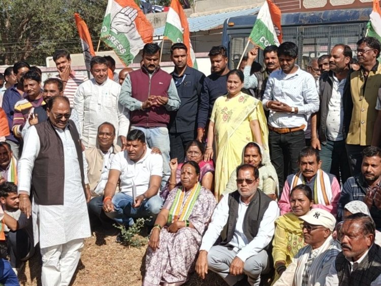 छत्तीसगढ़ के हर्री रेलवे स्टेशन पर कांग्रेस ने ट्रेनों के ठहराव की मांग को लेकर प्रदर्शन किया!
