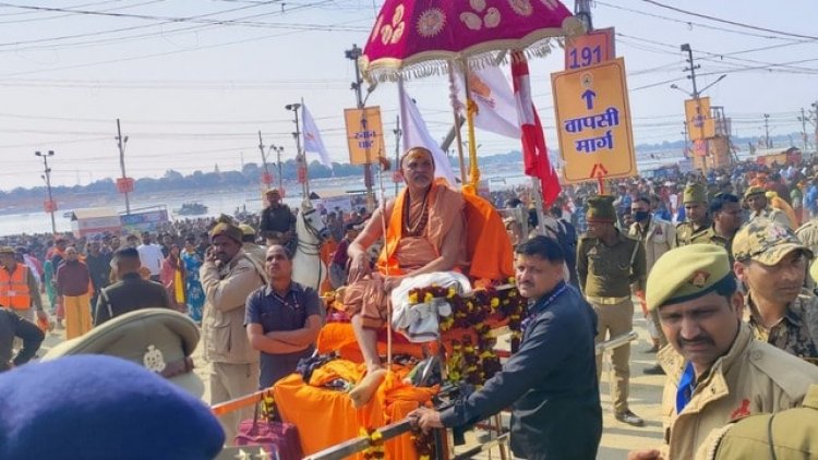 शंकराचार्य स्वामी  अवीमुक्तेश्वरानंद  के साथ बदसलूकी ! संगम जा रहे स्वामी को पुलिस ने रोका अनशन पर बैठे स्वामी।