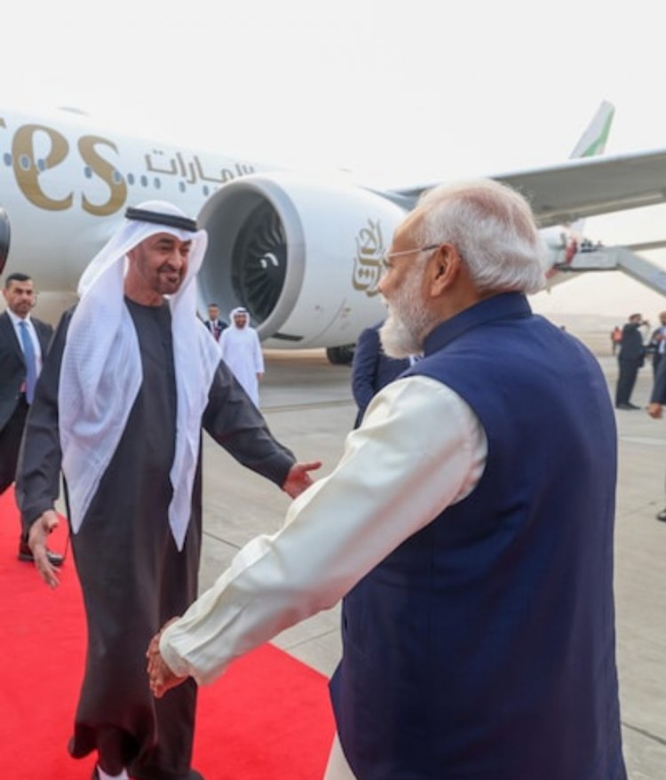 यूएई के राष्‍ट्रपत‍ि से मिलन! एयरपोर्ट पहुंच गए पीएम मोदी मोहम्मद बिन जायद अल नाहयान (MBZ) का किया स्वागत ।