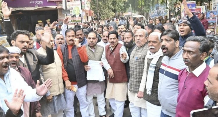 मणिकर्णिका घाट में विरोध प्रदर्शन!विरोध करने पहुंचे पाल समाज के लोगों को पुलिस ने खदेड़ा।