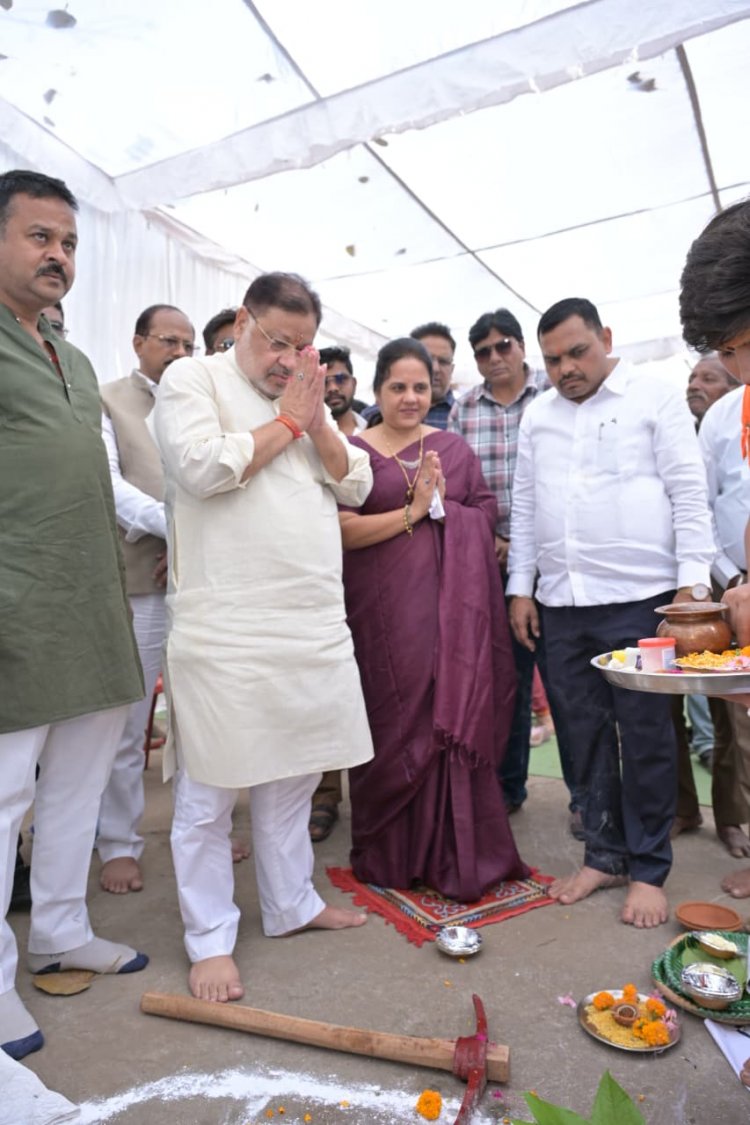 आज शहीद राजीव पाण्डेय वार्ड क्र. 62मे श्री सुनील सोनी जी ने  52 लाख रुपए से अधिक के विभिन्न विकासकार्यों के लिए भूमिजन किया।