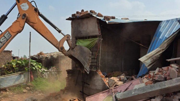 9 साल की बच्ची से दुष्कर्म के आरोपी अब्दुल सज्जाद अंसारी के मकान पर चला बुलडोजर।