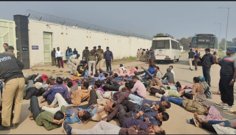 सहायक शिक्षक भर्ती शुरू करने की मांग को लेकर अनशनरत डीएड अभ्यर्थियों ने  शिक्षा मंत्री गजेन्द्र यादव के बंगले का घेराव किया।