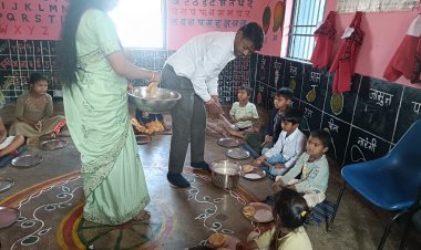 *"प्रोजेक्ट आओ बांटे खुशियां” से बच्चों के चेहरों पर खिली मुस्कान*  *जन्मदिन को सामाजिक सरोकार से जोड़ रहे शासकीय अधिकारी-कर्मचारी*